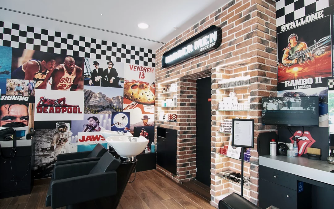 Intérieur du salon BARBER MEN à Aubagne, espace shampooing avec enseigne et vitrine de produits.