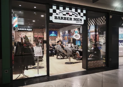 Clients chez BARBER MEN Calais : coiffage et ambiance décontractée.
