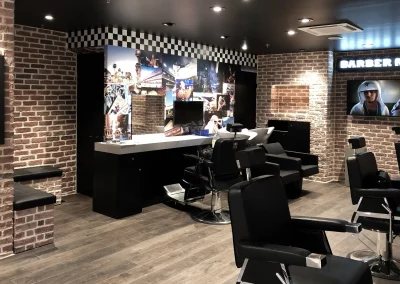 Salon BARBER MEN à Istres : poste de coiffage, bacs à shampooing et espace d'attente.