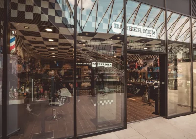 BARBER MEN Lille : une façade vitrée, reflet du savoir-faire d'Ergonium.