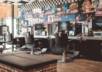L'espace d'attente du salon BARBER MEN à Lille : un lieu de détente conçu par Ergonium.