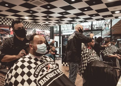 Deux clients se faisant coiffer dans le salon BARBER MEN à Lille.
