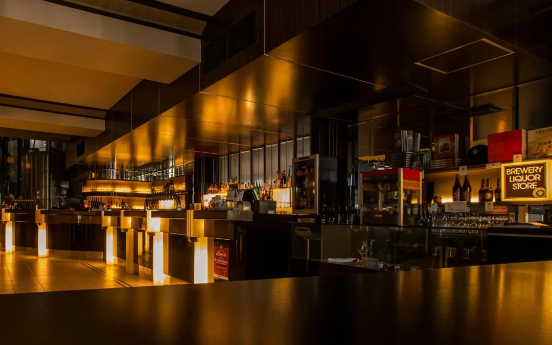 Intérieur d’un restaurant contemporain avec vue sur le bar, illustrant un agencement soigné centré sur l’expérience client.