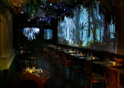 Salle du restaurant immersif Jungle Palace avec décor végétal et ambiance de jungle luxuriante