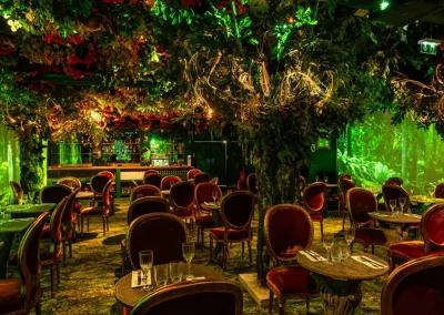 Salle du restaurant Wonder Woods avec ambiance forêt enchantée et décoration végétale immersive