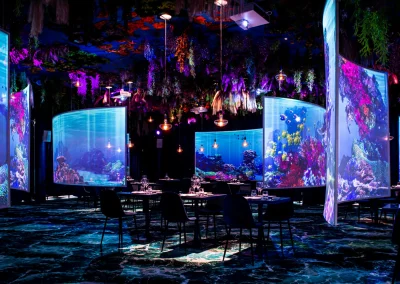 Salle du restaurant Under the Sea avec projections aquatiques et ambiance sous-marine immersive