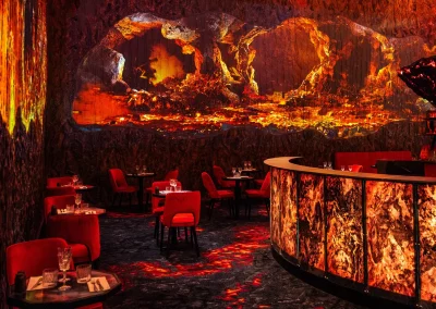 Salle du restaurant immersif Magmatic avec décor de lave en fusion et ambiance volcanique