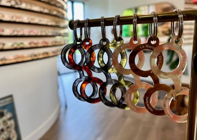 Porte-clés siglés Le Marchand de Lunettes en acétate.