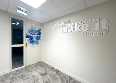 Habillage mural graphique sur mesure dans le hall d’accueil