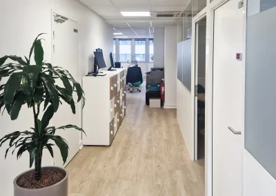 Circulation aménagée dans les bureaux Exægis à Tours