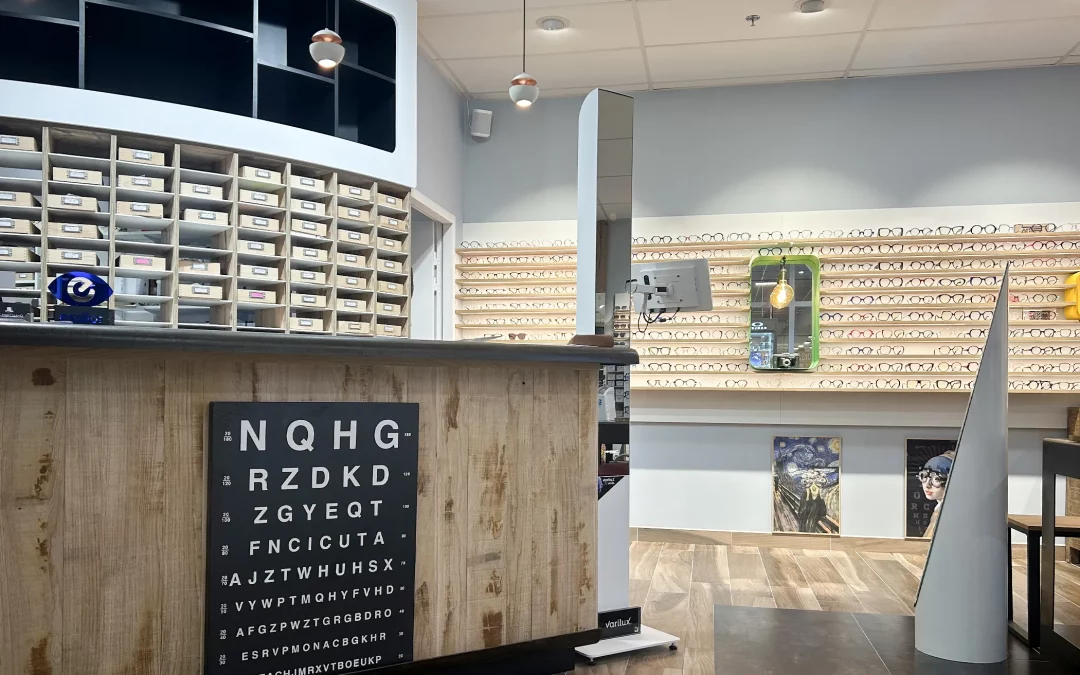 Comptoir d’accueil en bois avec test d’acuité visuelle – Le Marchand de Lunettes