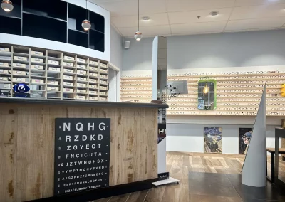Comptoir d’accueil en bois avec test d’acuité visuelle – Le Marchand de Lunettes