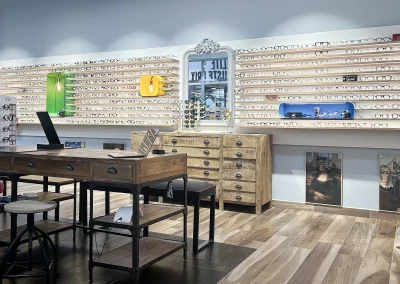 Niches colorées et objets rétro intégrés au linéaire de montures – Veigné