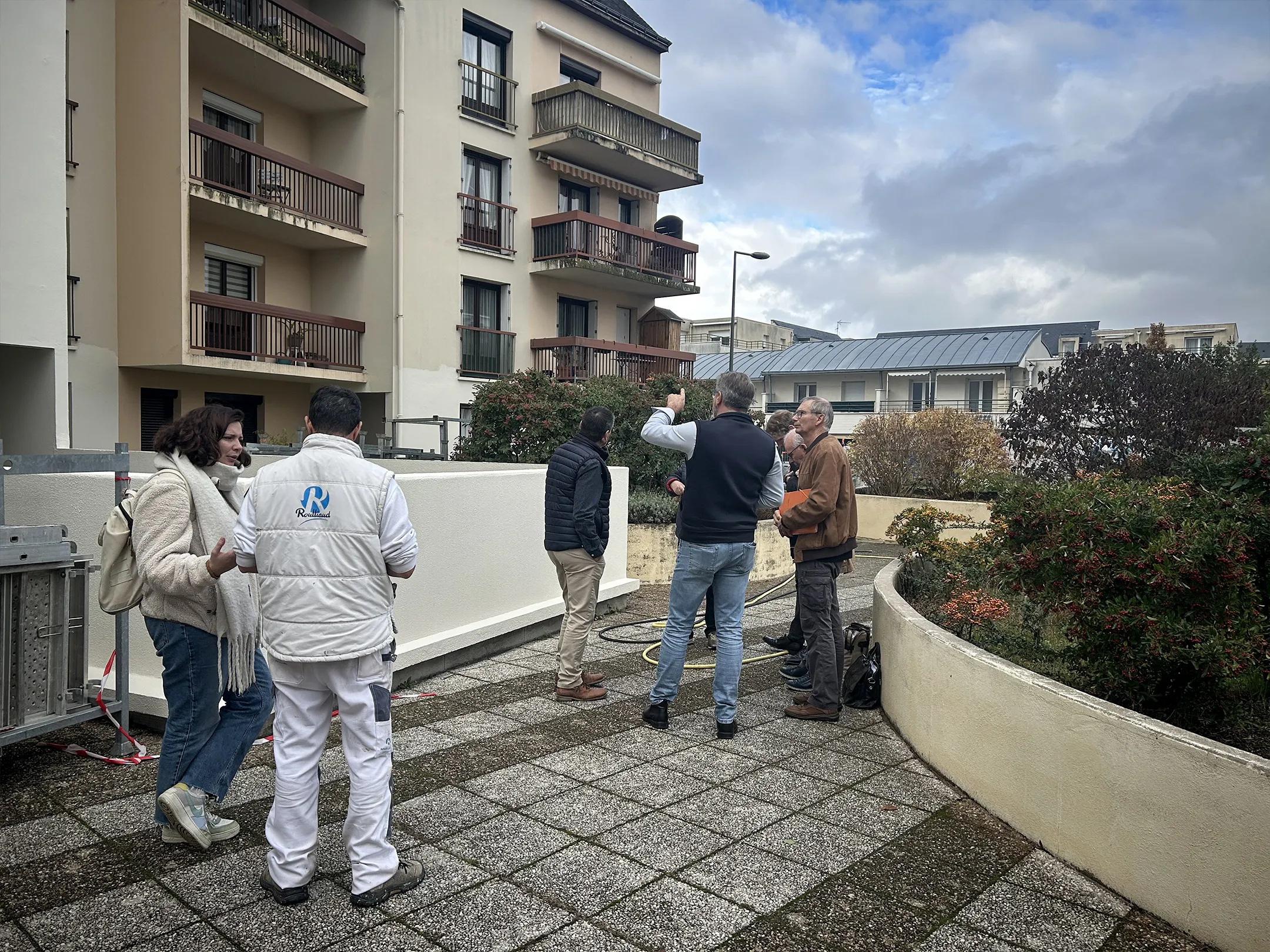Discussion sur chantier entre les copropriétaires et l’entreprise Roulliaud
