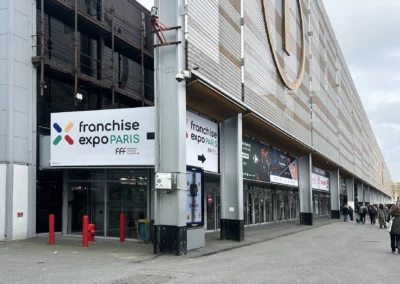 Affiche officielle du salon Franchise Expo Paris installée à proximité du parc des expositions de Paris Porte de Versailles.