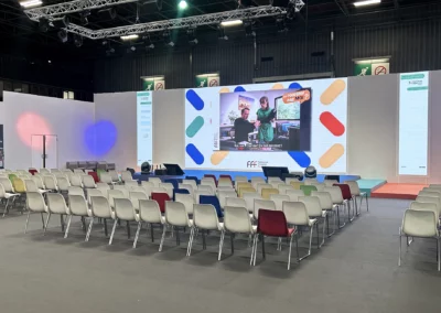 Scène de conférence du salon Franchise Expo Paris accueillant les présentations et pitchs dédiés au développement de réseaux de franchise.