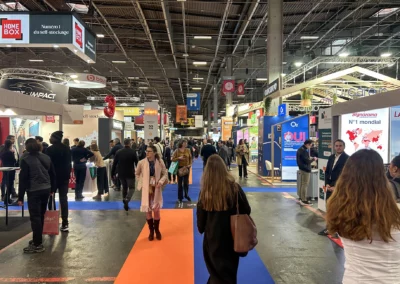 Allées du salon Franchise Expo Paris avec les stands des enseignes et les visiteurs découvrant les concepts de franchise.