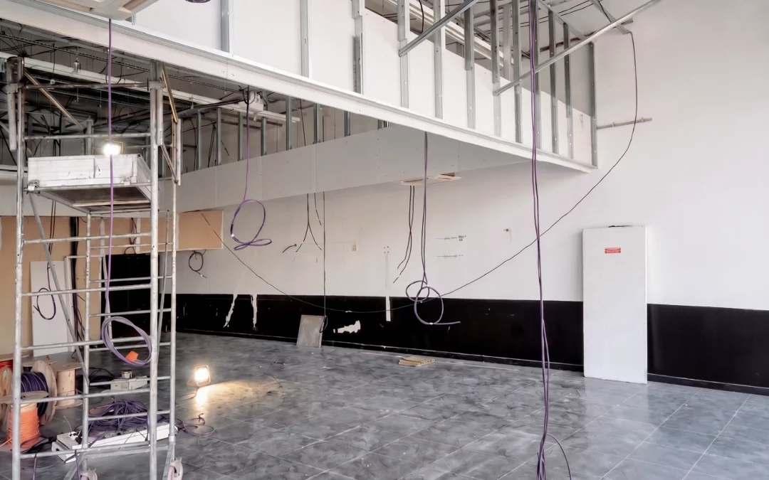 Travaux d'aménagement du futur Dakota Café à Chambray-lès-Tours, avec les réseaux techniques en cours d'installation sous la coordination d'Ergonium.