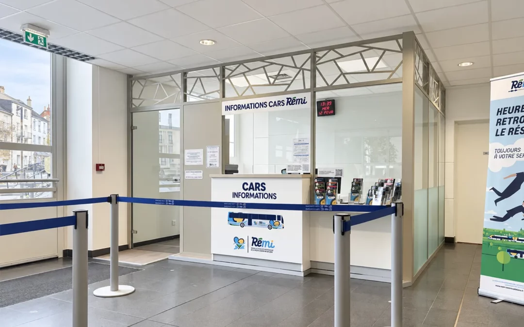 Kiosque RÉMI aménagé dans la gare SNCF de Blois, projet de maîtrise d'œuvre accompagné par Ergonium.